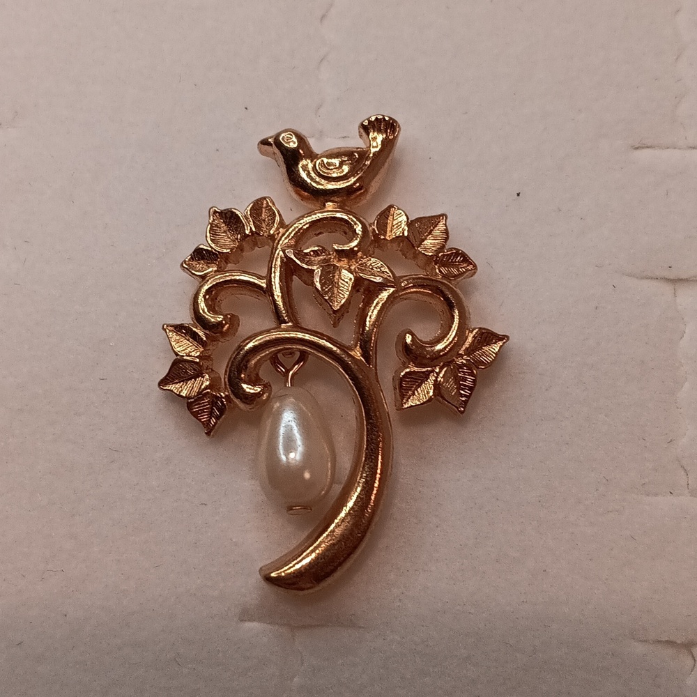 Avon The First Day of Christmas Tac Pin Gold Tone 1990
